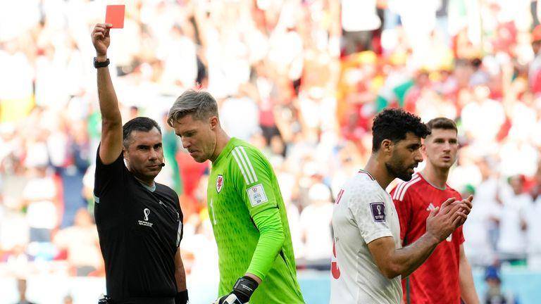 Wayne Hennessey mendapatkan kartu merah dalam pertandingan Timnas Wales melawan Timnas Iran di Piala Dunia 2022. (skysports.com)