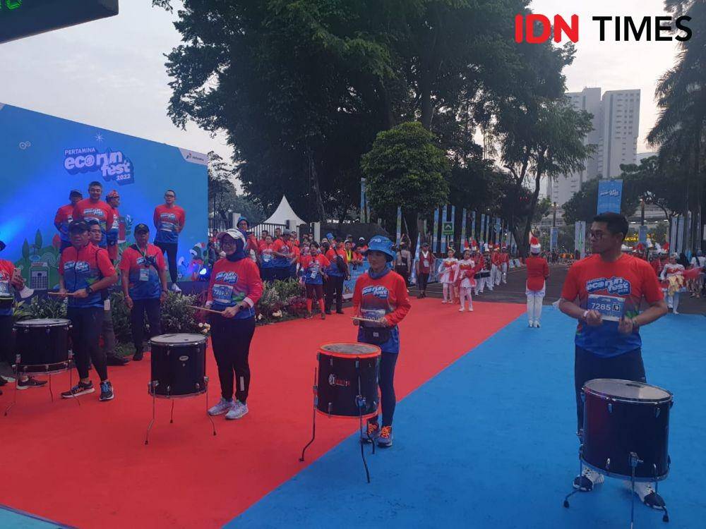 Direktur Utama Pertamina, Nicke Widyawati saat melepas kegaitan Eco RunFest 2022 di kawasan Gelora Bung Karno, Senayan, Jakarta, Minggu (27/11/2022). (IDN Times/Uni Lubis)
