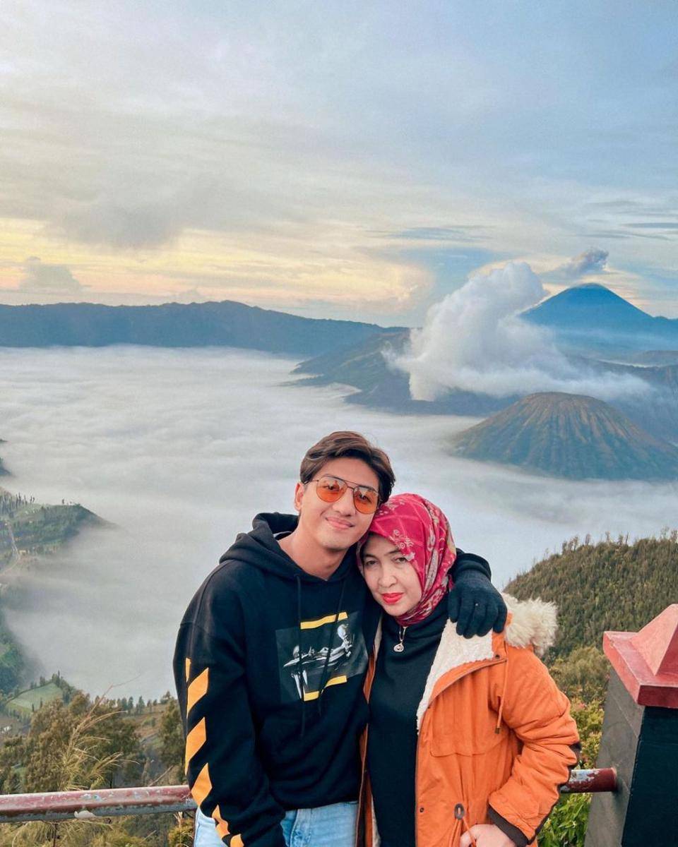 Harris Vriza dan ibu (instagram.com/harrisvriza)