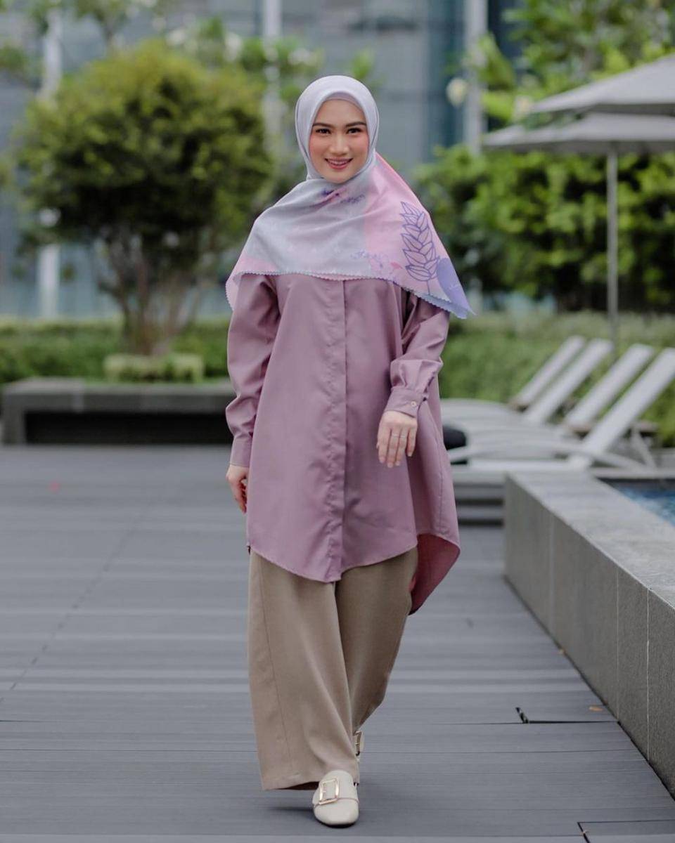 Padu padan tunik Melody Laksani (instagram.com/melodylaksani92)