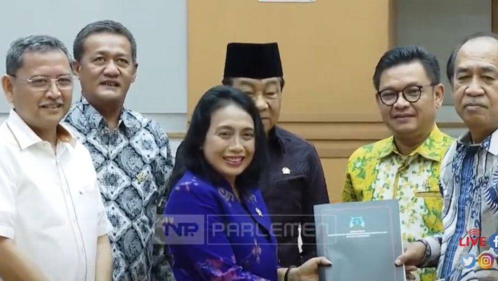 Menteri PPPA Bintang Puspayoga menyerahkan DIM RUU KIP ke DPR, Senin (28/11/2022). (Dok/tangkapan layar YouTube DPR RI)