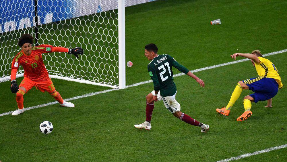 Edson Alvarez mencetak gol bunuh diri ketika Meksiko melawan Swedia di Piala Dunia 2018 (fifa.com)