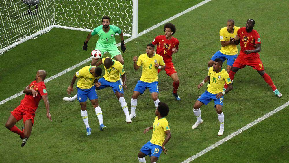 Fernandinho mencetak gol bunuh diri di Piala Dunia 2018 (fifa.com)