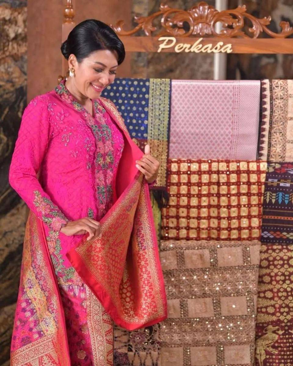 Kebaya Hetty Andika (instagram.com/hettyandika)