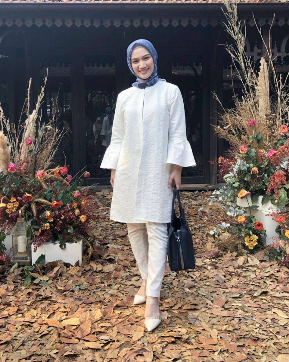 Melody Laksani dengan tuniknya (instagram.com/melodylaksani92)