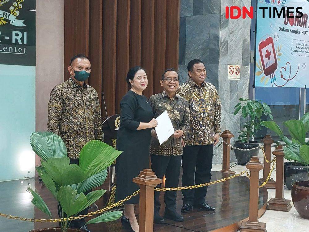 Pimpinan DPR dan Menteri Sekretaris Negara, Pratikno ketika menunjukkan surpres soal calon tunggal Panglima TNI pada Senin, 28 November 2022. (IDN Times/Santi Dewi)