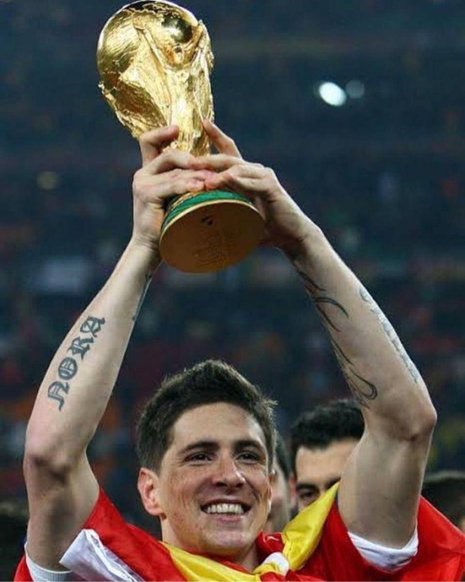 Fernando Torres meraih trofi Piala Dunia 2010 bersama Spanyol. (twitter.com/Torres)