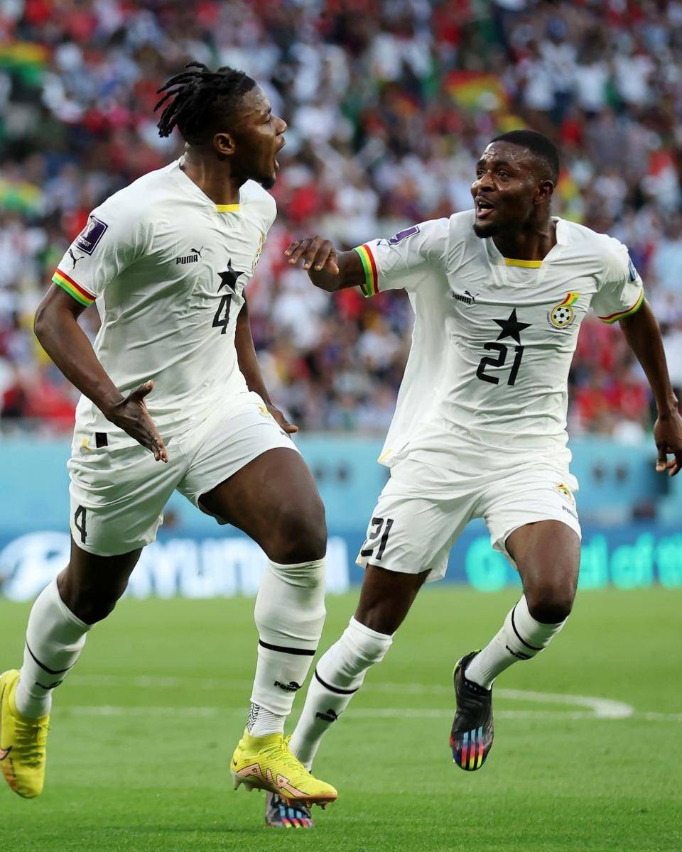 Mohammed Salisu dan Salis Abdul Samed dalam laga Ghana kontra Korea Selatan di Piala Dunia 2022 (Twitter.com/FIFAWorldCup)