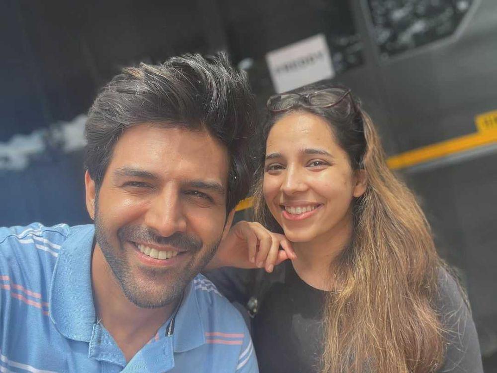 9 Potret Kedekatan Kartik Aaryan dengan Adiknya yang Seorang Dokter