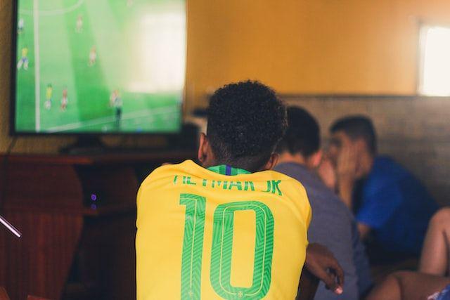 5 Sikap Menyebalkan Saat Nobar, Komentator Dadakan!