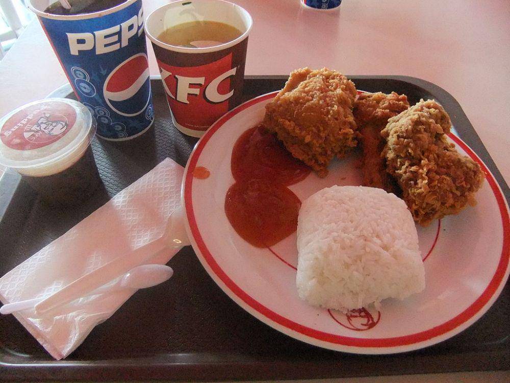 ayam goreng dan nasi (commons.wikimedia.org/Midori)