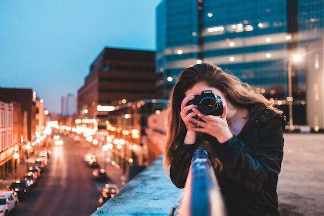 ilustrasi perempuan sedang memotret (unsplash.com/Erik Mclean)
