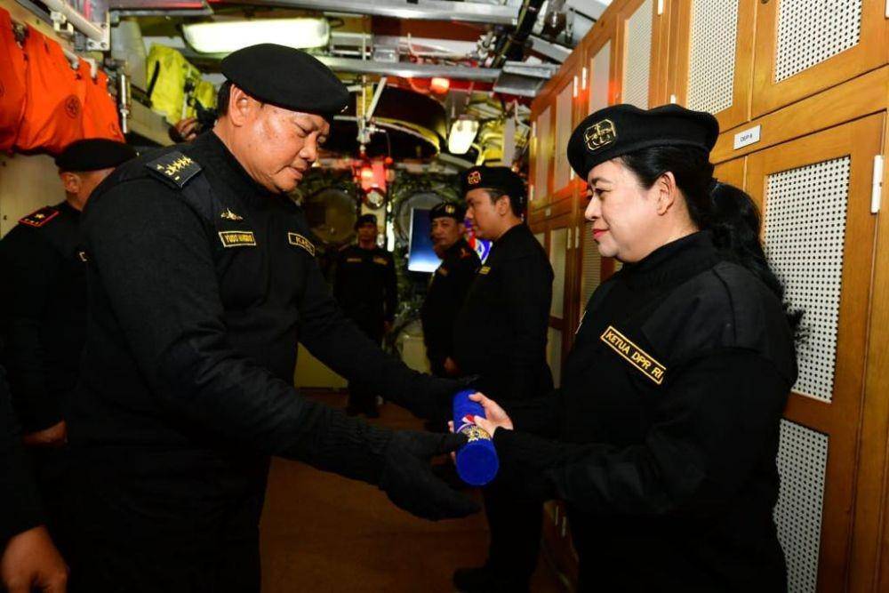KSAL Laksamana Yudo Margono memberikan brevet Hiu Kencana kepada Ketua DPR, Puan Maharani pada Senin, 28 November 2022. (Tim media Puan Maharani)