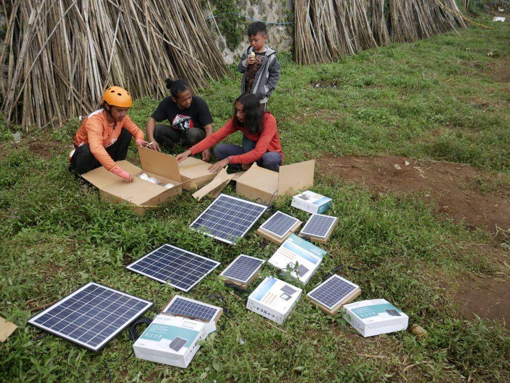 Pemasangan solar panel untuk korban gempa Cianjur (JQR)
