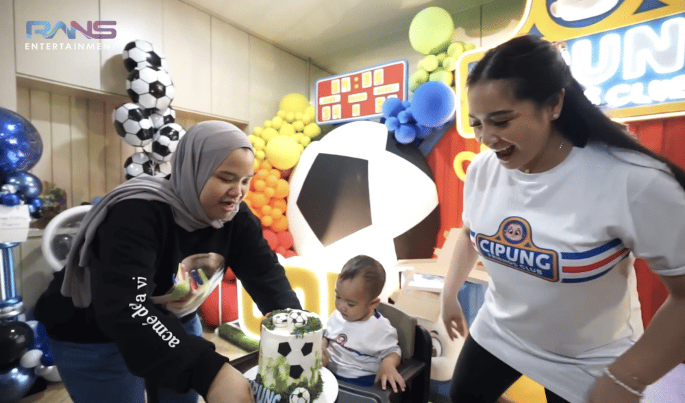 momen Rayyanza lakukan smash cake (youtube.com/RANS Entertainment)