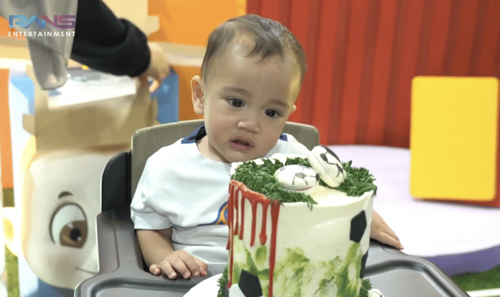 momen Rayyanza lakukan smash cake (youtube.com/RANS Entertainment)