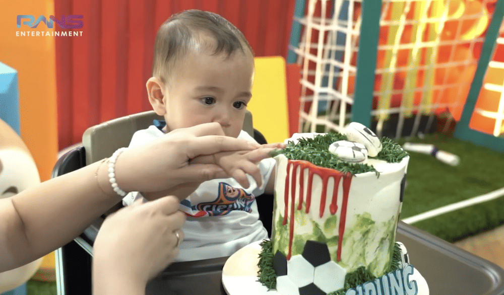 momen Rayyanza lakukan smash cake (youtube.com/RANS Entertainment)