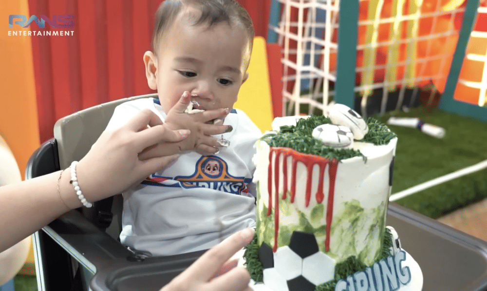 momen Rayyanza lakukan smash cake (youtube.com/RANS Entertainment)