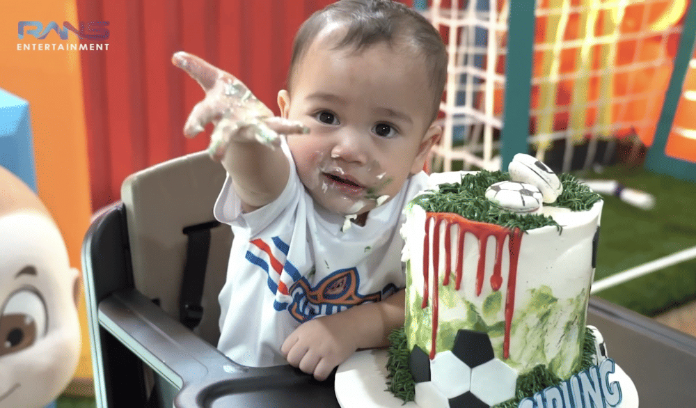 momen Rayyanza lakukan smash cake (youtube.com/RANS Entertainment)