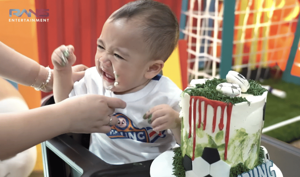 momen Rayyanza lakukan smash cake (youtube.com/RANS Entertainment)
