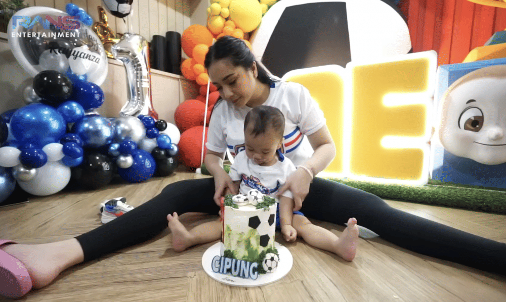 momen Rayyanza lakukan smash cake (youtube.com/RANS Entertainment)