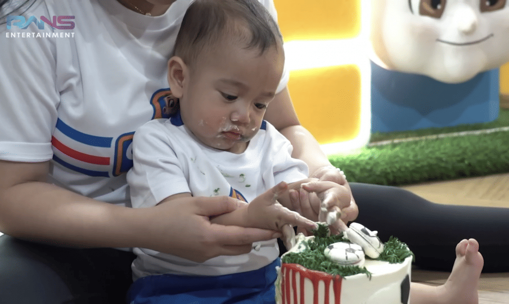 momen Rayyanza lakukan smash cake (youtube.com/RANS Entertainment)