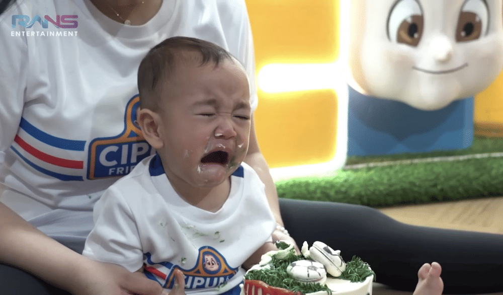 momen Rayyanza lakukan smash cake (youtube.com/RANS Entertainment)