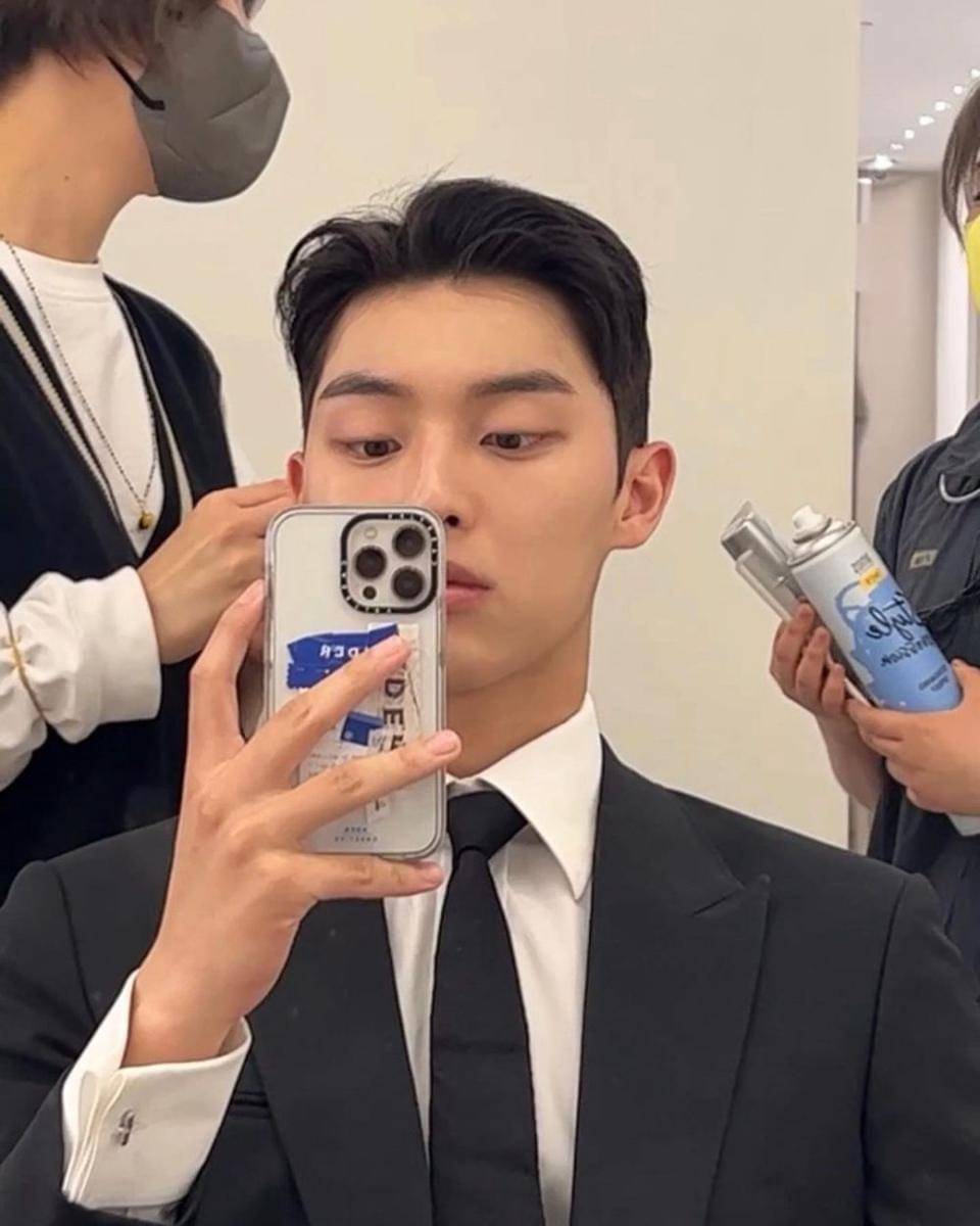 Choi Hyun Wook membagikan foto selfienya (instagram.com/_choiiii__)