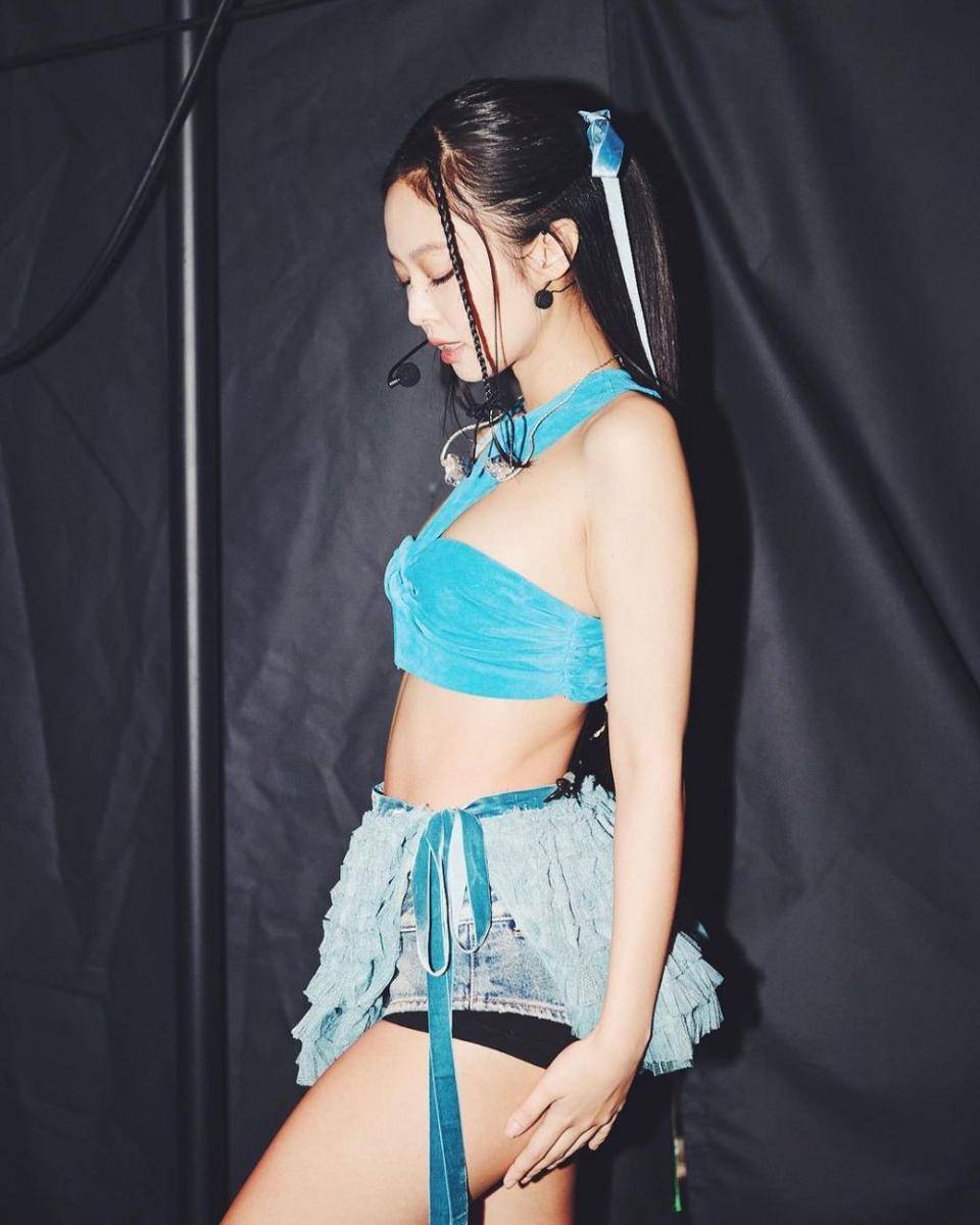 Outfit Jennie serba biru (instagram.com/jennierubyjane)