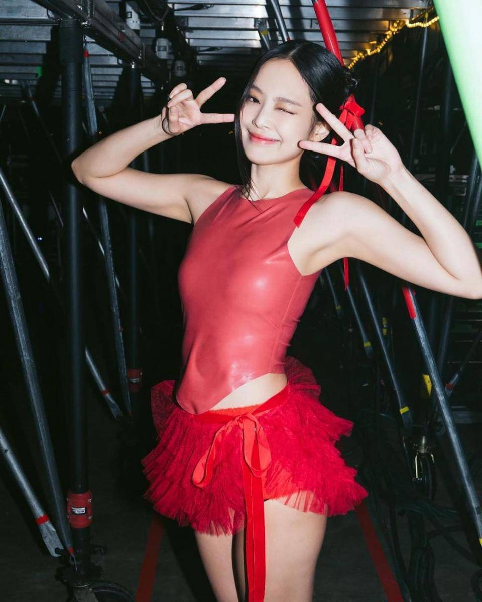 Jennie sexy banget dengan outfit serba merah (instagram.com/jennierubyjane)