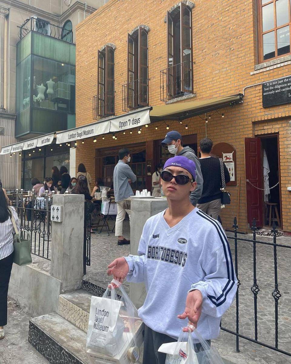 Choi Hyun Wook menenteng makanan (instagram.com/_choiiii__)