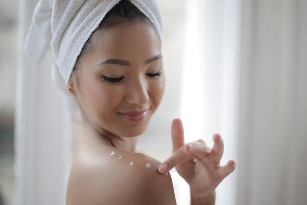 5 Rekomendasi Body Cream Terbaik untuk Atasi Kulit Belang