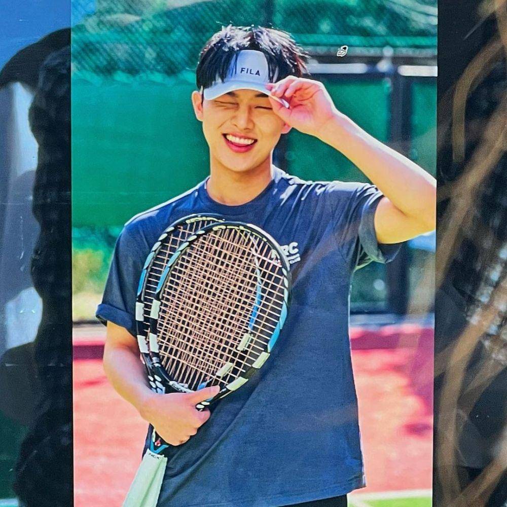 Choi Hyun Wook memegang raket (instagram.com/_choiiii__)