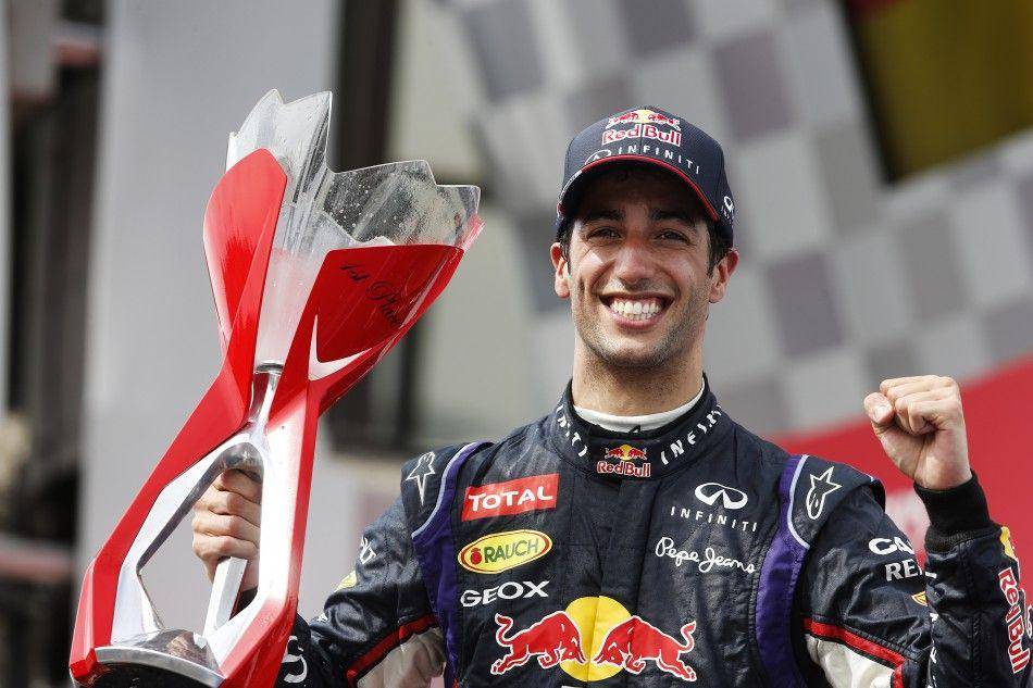Daniel Ricciardo memegang trofi kemenangan di GP Kanada 2014. (fia.com)