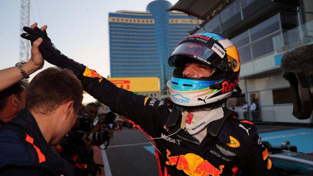 Daniel Ricciardo merayakan kemenangan GP Azerbaijan 2017 bersama kru Red Bull. (formula1.com)