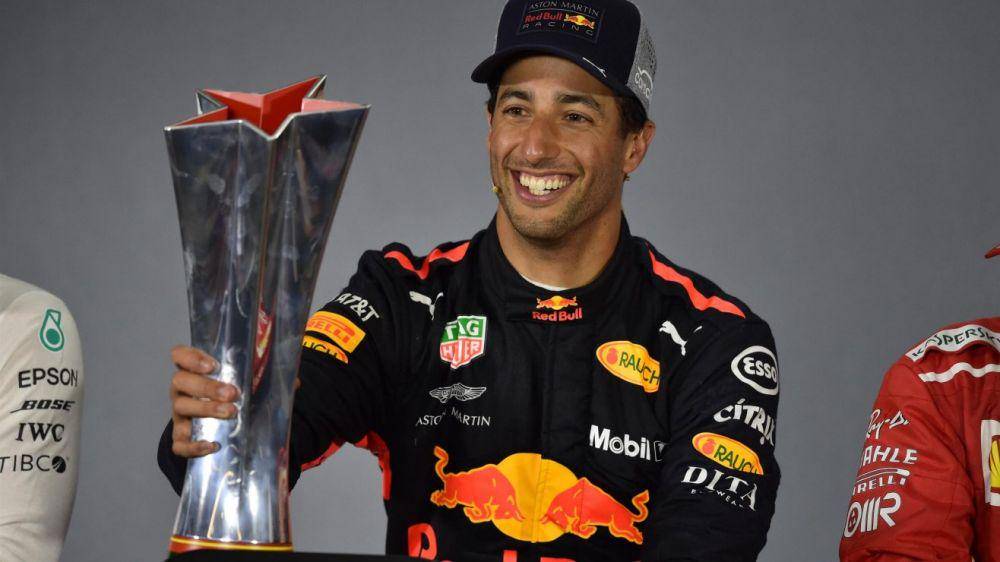 Daniel Ricciardo memegang trofi kemenangan GP China 2018 di ruangan konferensi pers. (formula1.com)