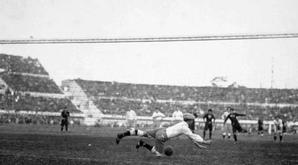 Manuel Rosas menjadi pencetak gol bunuh diri pertama dalam sejarah Piala Dunia (fifa.com)