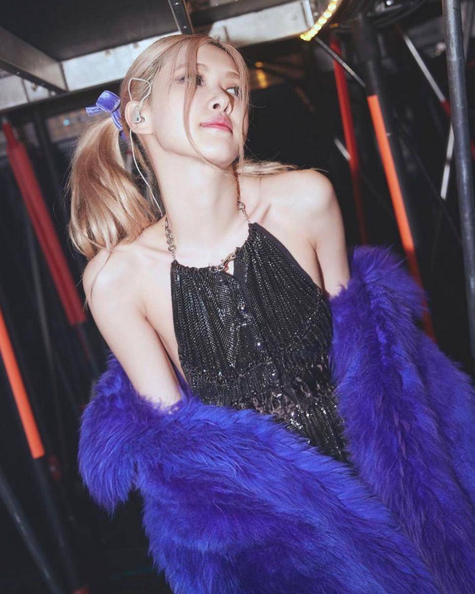 Outfit panggung solo Rosé (instagram.com/roses_are_rosie)