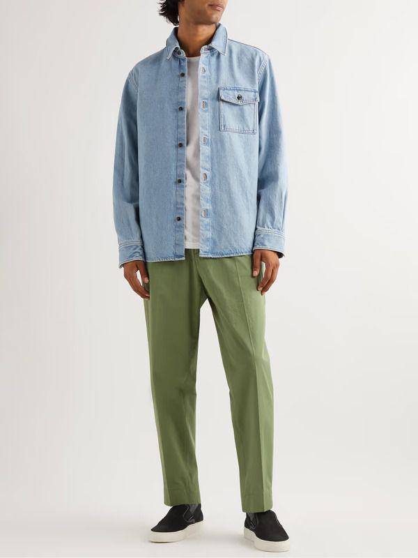 Ilustrasi padu padan chino pants dengan slip-on (mrporter.com)