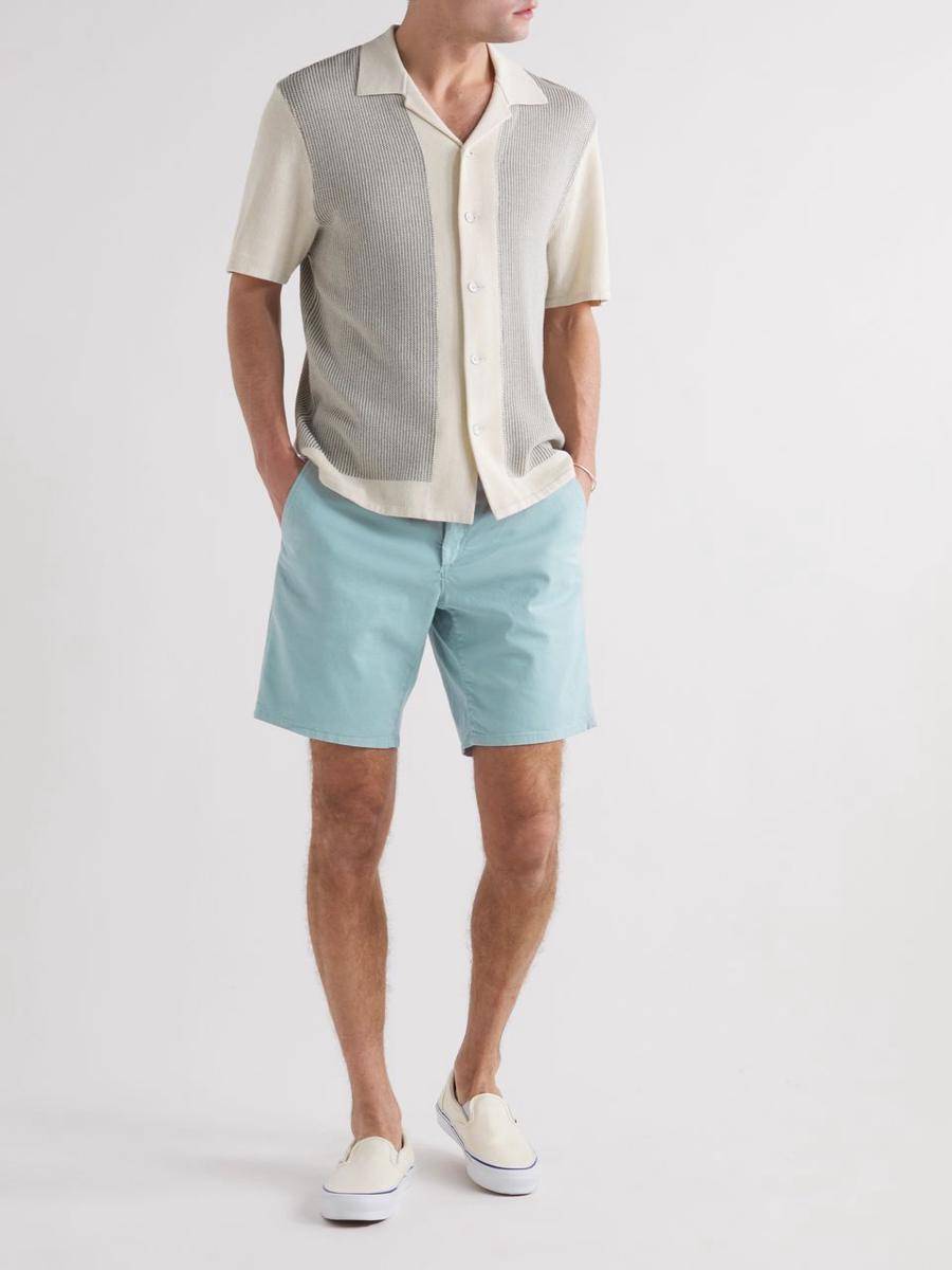 Ilustrasi padu padan chino short pants dengan slip-on (mrporter.com)