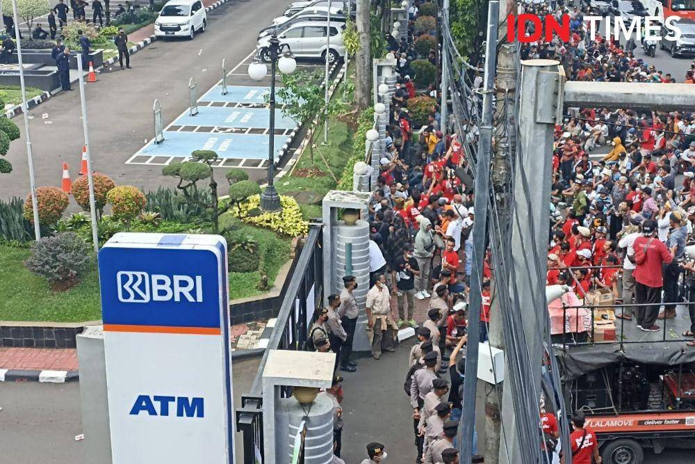 Petani tembakau yang unjuk rasa di depan Kantor Kementerian Keuangan sempat lempari botol air mineral. (IDN Times/Trio Hamdani)
