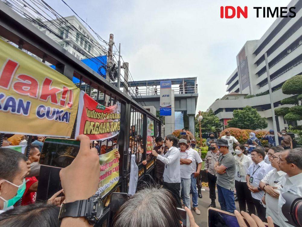 Petani tembakau demo di depan Kantor Kementerian Keuangan (Kemenkeu) di Jakarta Pusat, meminta pemerintah meninjau ulang kebijakan kenaikan cukai hasil tembakau pada 2023. (IDN Times/Trio Hamdani)