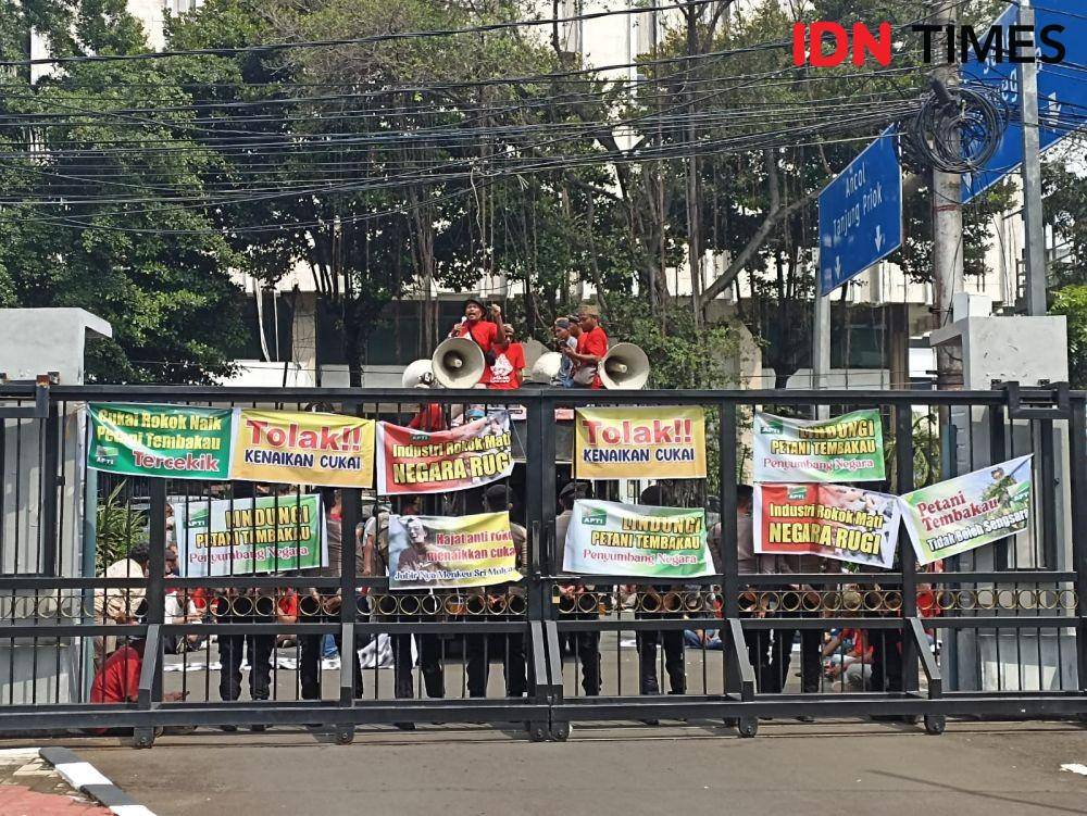 Petani tembakau demo di depan Kantor Kementerian Keuangan (Kemenkeu) di Jakarta Pusat, meminta pemerintah meninjau ulang kebijakan kenaikan cukai hasil tembakau pada 2023. (IDN Times/Trio Hamdani)
