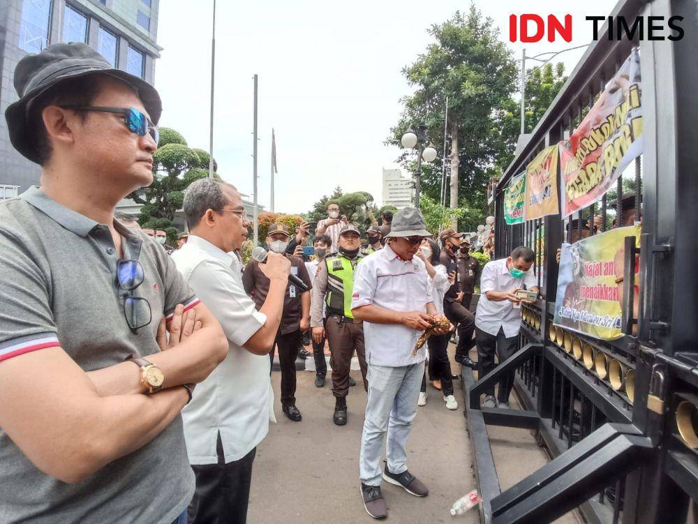 Petani tembakau demo di depan Kantor Kementerian Keuangan (Kemenkeu) di Jakarta Pusat, meminta pemerintah meninjau ulang kebijakan kenaikan cukai hasil tembakau pada 2023. (IDN Times/Trio Hamdani)