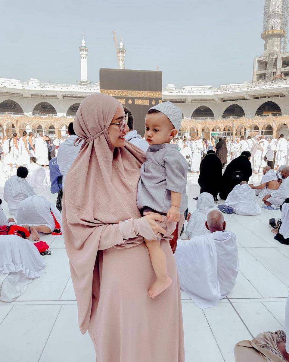 potret Mega Iskanti saat umrah (instagram.com/megaiskanti)