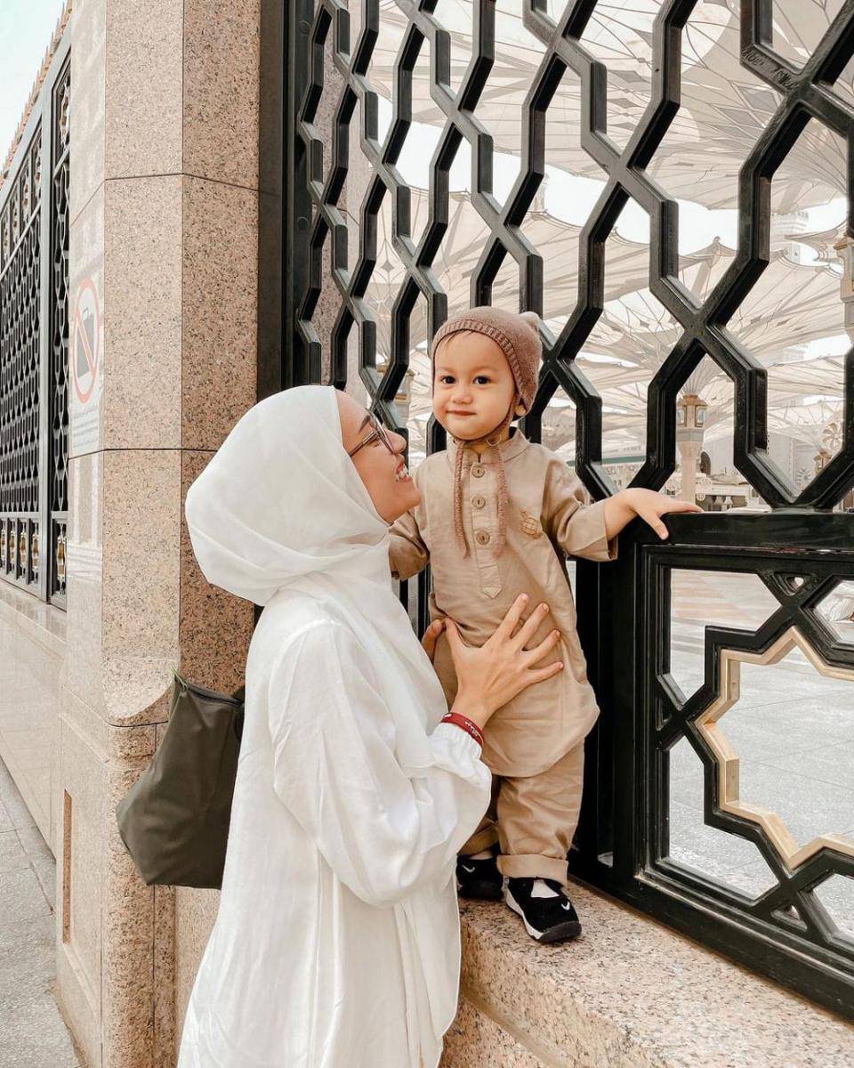 potret Mega Iskanti saat umrah (instagram.com/megaiskanti)