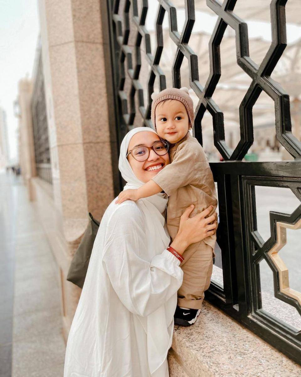 potret Mega Iskanti saat umrah (instagram.com/megaiskanti)