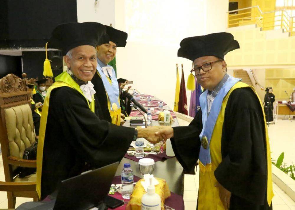 Prof. Dr. Ahmad Baidowi (kanan) dikukuhkan sebagai Guru Besar Bidang Studi Ilmu Al-Quran. (Dok. UIN Sunan Kalijaga)