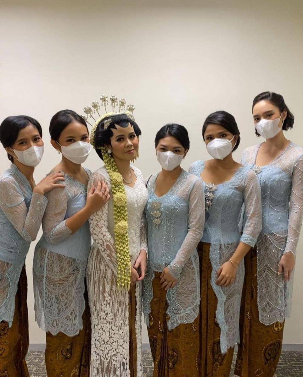 Kebaya bridesmaid. (instagram.com/tatjanasaphira)