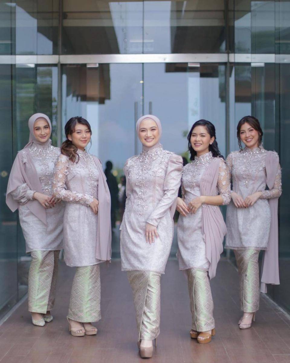 Kebaya bridesmaid. (instagram.com/melodylaksani92)